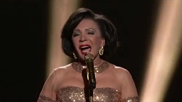 Shirley-Bassey-Oscars-2013-Goldfinger-Academy-Awards-600x337