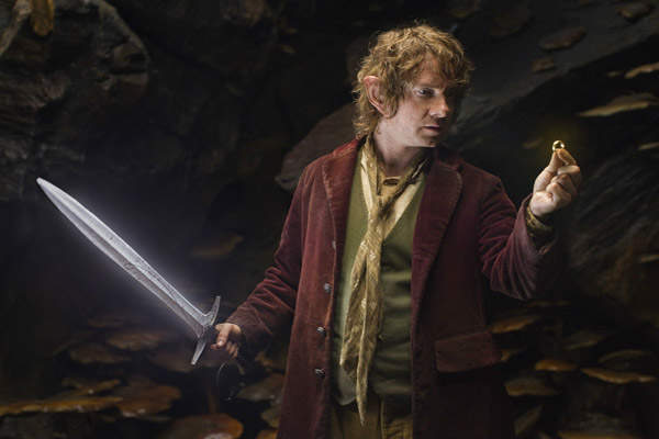 imagem do filme "O Hobbit: Uma Jornada Inesperada" com o Bilbo e o anel na mão 